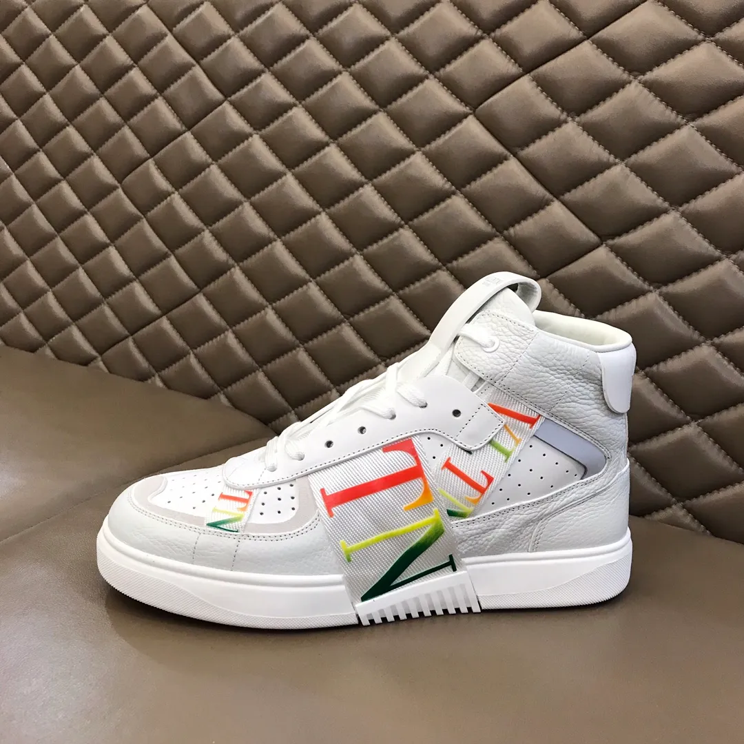 P460◾️▫️V L7N high-top calfskin lace-up sneakers. No man should be able to refuse this style. The classic color scheme is so handsome! Purchase a high-precision replica of the original version to instantly sell off the market currency! 6 VLTN logo rubber effect straps - Valentino Garavani Logo printed on the back and tongue, all materials are customized to ensure quality!  Size: Male 38-44 (45.46 customized)